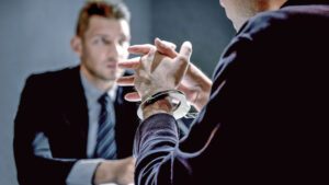 Cuáles son las penas por cometer un crimen en Chile cometer-crimen