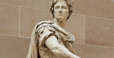 como fue la vida politica de julio cesar en la antigua roma