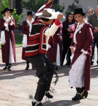 cuales son los bailes tipicos de las zonas norte centro y sur de chile