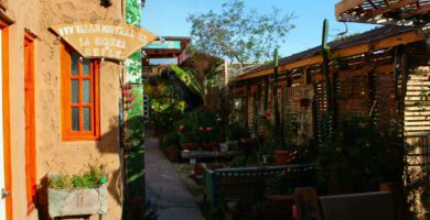 donde esta ubicado el hostal valle mistral en la serena chile