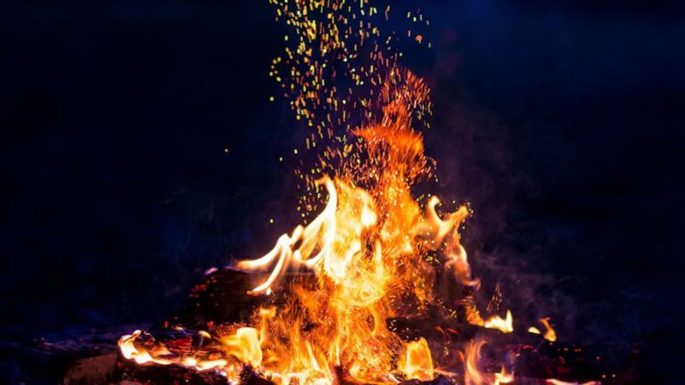 El Fuego Es Luz Natural O Artificial