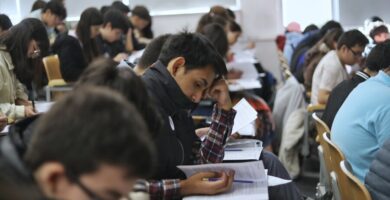 en que consiste el bono por salir de cuarto medio en chile