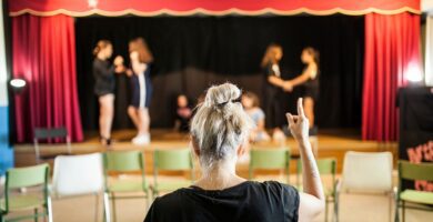 que beneficios tienen las obras de teatro