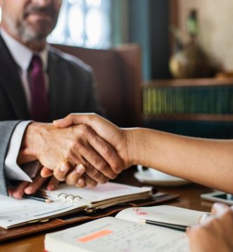 que hace un auxiliar de notario