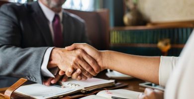 que hace un auxiliar de notario