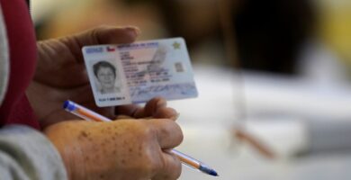 se puede firmar una escritura con el carnet vencido en chile